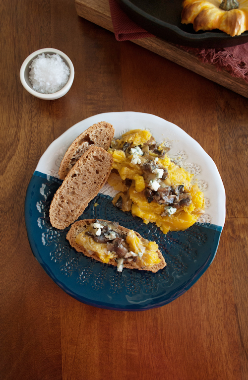 Roasted squash with gorgonzola, mushrooms and apple | in my Red Kitchen #fall #fallfood #pumpkin #squash