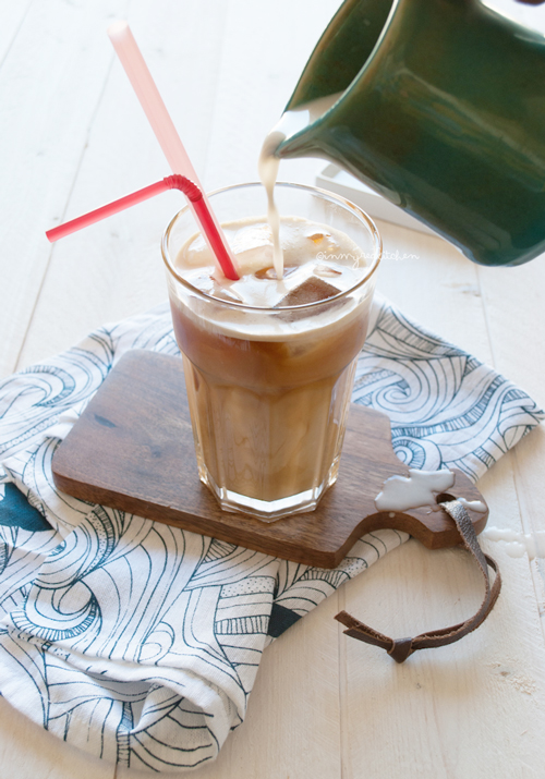Iced coconut and almond milk latte, with a subtle sweetness of the coconut milk | in my Red Kitchen #coconut #almond #latte #coffee #drink