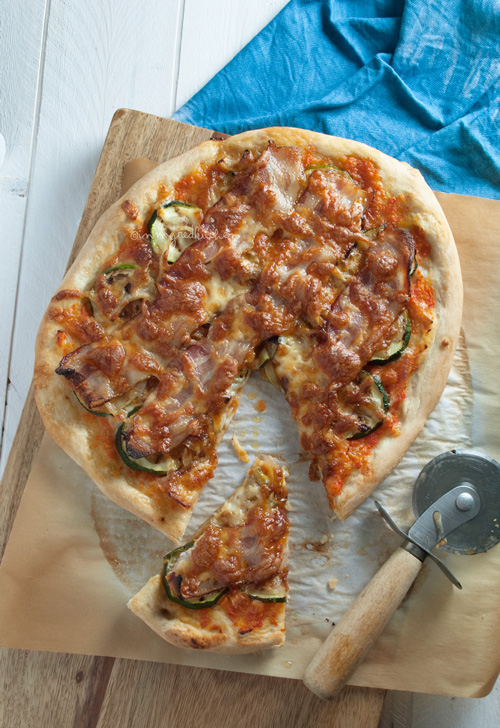 Bacon and zucchini pizza... did someone say BACON? | in my Red Kitchen #bacon #pizza #zucchini #summer #tomatosauce