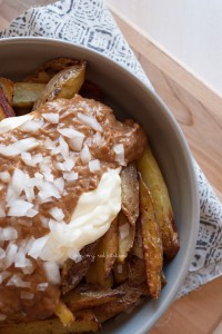 Oven baked fries with peanut sauce and mayonaise. This Dutch 'patatje oorlog' is the best! | in my Red Kitchen