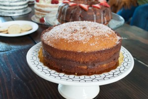 Elderflower cake with whipped chocolate ganache - perfect for spring! | in my Red Kitchen #elderflower #cake #chocolate #ganache